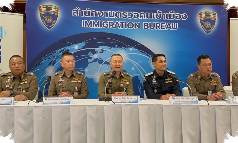 Kejaran Warga Membawa Dua Terduga Pencuri Alat Tower ke Halaman Polres Dumai