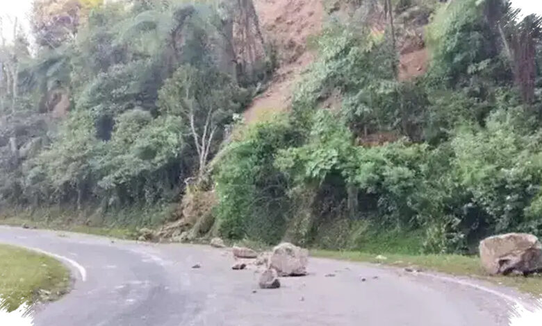 Longsor Pascagempa M 7,7 Menutup Jalur Kritis NTT, Alat Berat Dikerahkan