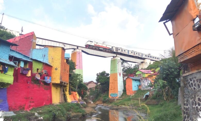 Rekreasi Tanpa Tiket di Kediri, Taman Brantas Sajikan Sungai dan Jembatan Tua