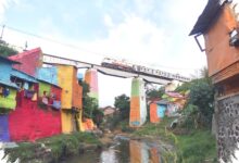 Rekreasi Tanpa Tiket di Kediri, Taman Brantas Sajikan Sungai dan Jembatan Tua