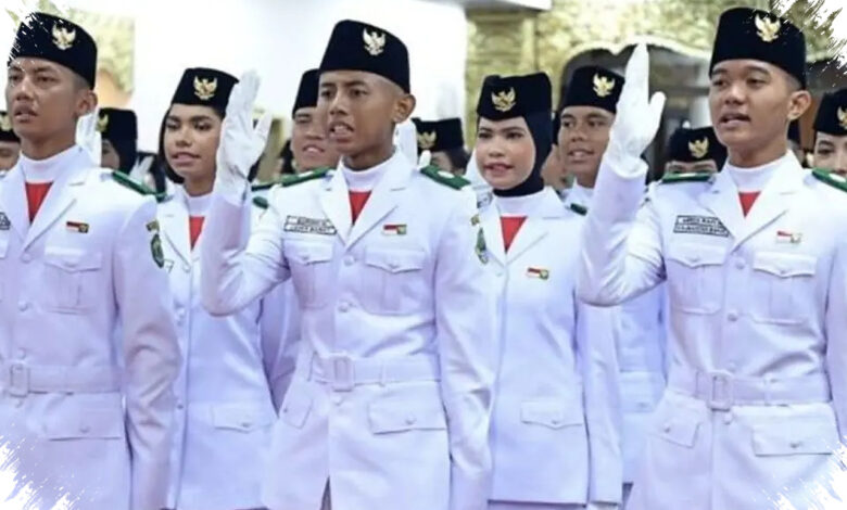 Siswi Papua Membawa Baki, Ini Formasi Penurunan Bendera HUT ke-81 RI