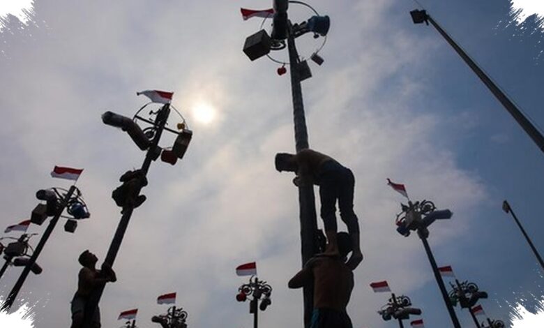 Dari Jejak Kolonial ke 17 Agustus, Panjat Pinang Mengajarkan Arti Saling Menopang