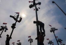 Dari Jejak Kolonial ke 17 Agustus, Panjat Pinang Mengajarkan Arti Saling Menopang