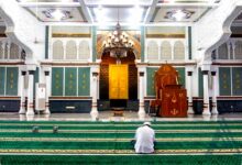 Menolong Saudara yang Kesulitan, Amal Ini Dibandingkan dengan Iktikaf Panjang
