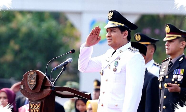 Petugas Mengadang Perempuan yang Berlari ke Arah Lucky Hakim saat Pengibaran Merah Putih