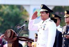 Petugas Mengadang Perempuan yang Berlari ke Arah Lucky Hakim saat Pengibaran Merah Putih