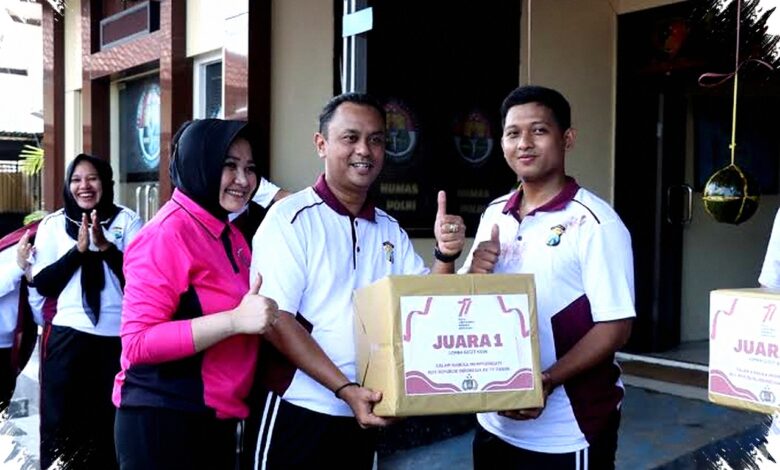 Dokter Ingatkan Lomba Gigit Koin Bisa Cemari Semangka, Oli Jangan Sampai Tertelan