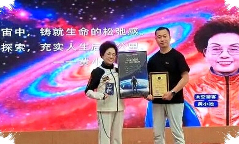 Dari Lantai Pabrik ke Tepi Antariksa, Huang Xiaochi Rogoh 3 Juta Yuan di Usia 73