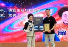 Dari Lantai Pabrik ke Tepi Antariksa, Huang Xiaochi Rogoh 3 Juta Yuan di Usia 73