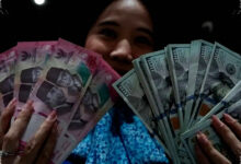 Tekanan Minyak Membayangi, Rupiah Ditutup Rp17.844 saat Pasar Menunggu BI