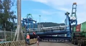 Alat Angkut Kontainer Roboh di Pelabuhan Bitung