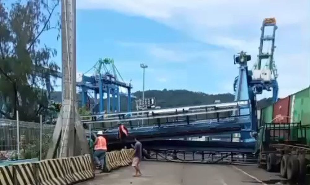 Alat Angkut Kontainer Roboh di Pelabuhan Bitung
