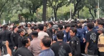 Demo Mahasiswa di Balai Kota Ricuh, Massa Terlibat Dorong