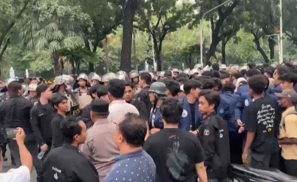 Demo Mahasiswa di Balai Kota Ricuh, Massa Terlibat Dorong