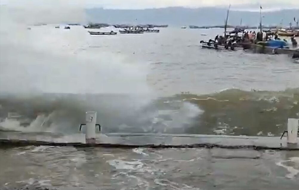 Tanggul Laut Jebol, Ratusan Rumah di Pekalongan Terendam