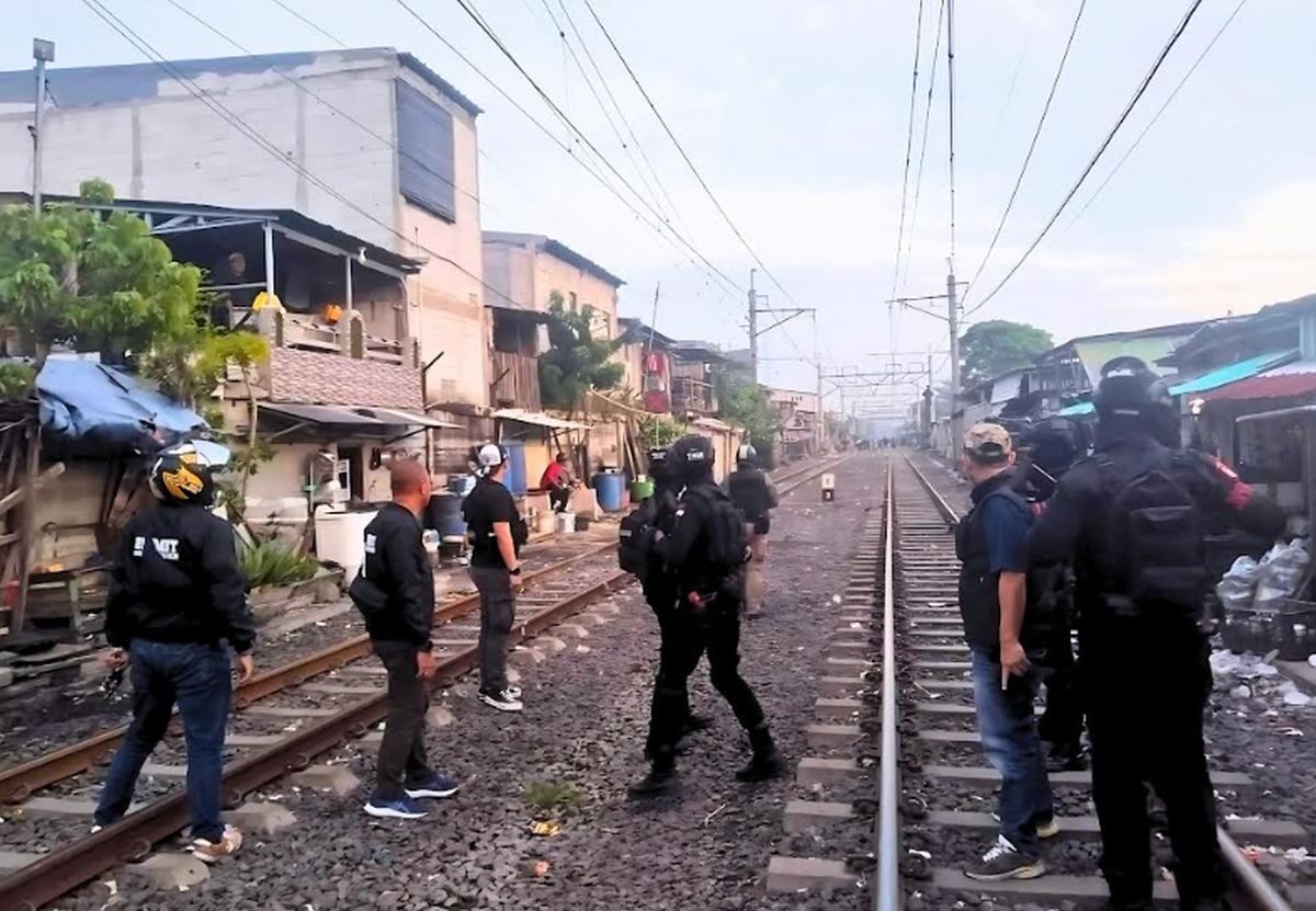 Polisi Diserang saat Gerebek Kampung Narkoba di Jakut