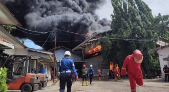 Pabrik Karet di Padang Terbakar saat Jam Istirahat