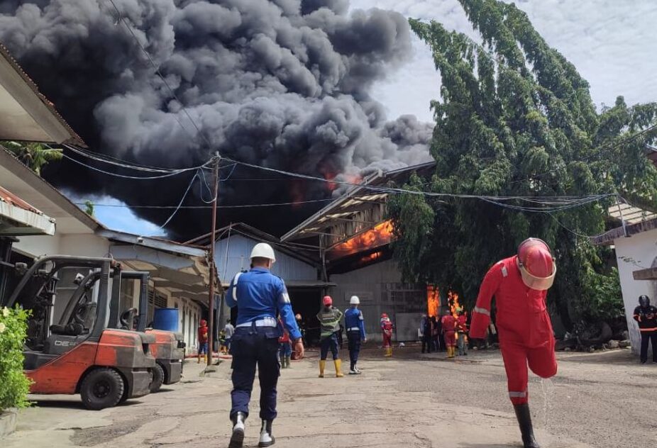 Pabrik Karet di Padang Terbakar saat Jam Istirahat