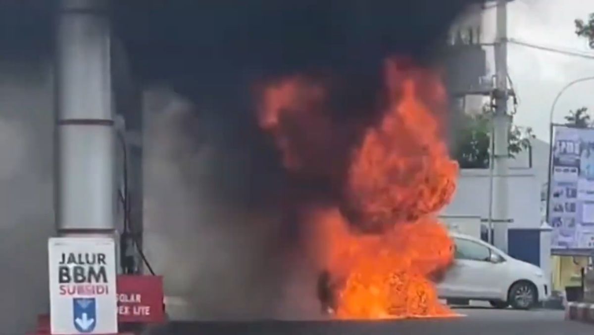 Motor Roda Tiga Terbakar Usai Isi BBM di SPBU Bangkalan