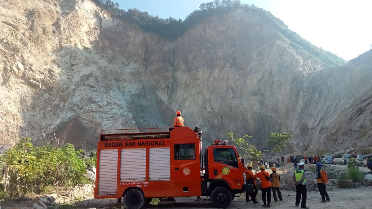 Dedi Mulyadi Tinjau Lokasi Longsor Gunung Kuda Cirebon