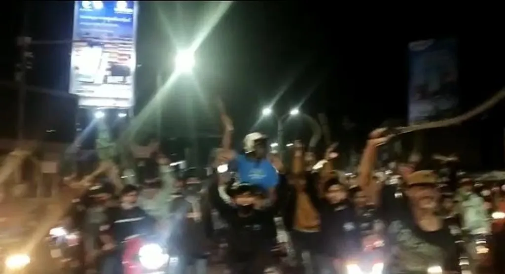Geng Bersenjata Parang dan Pedang Serang Warga