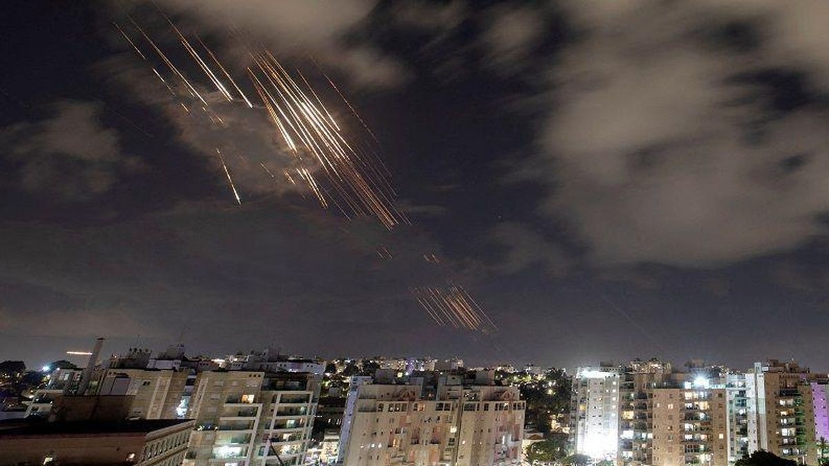 Iran Serang Balik: Ratusan Rudal Hantam Israel