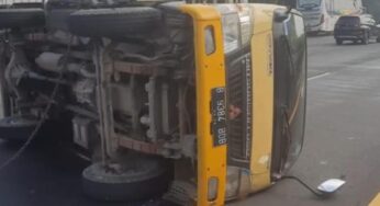 Truk Boks Terguling di Tol Jagorawi Akibat Pecah Ban