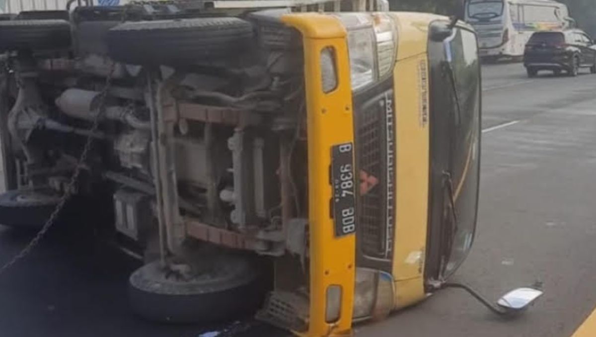 Truk Boks Terguling di Tol Jagorawi Akibat Pecah Ban